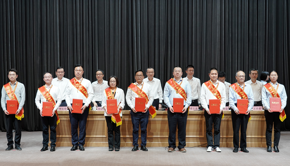 熱烈祝賀董事長(cháng)康晴榮獲“鄞州區勞動模範”稱号(圖2)